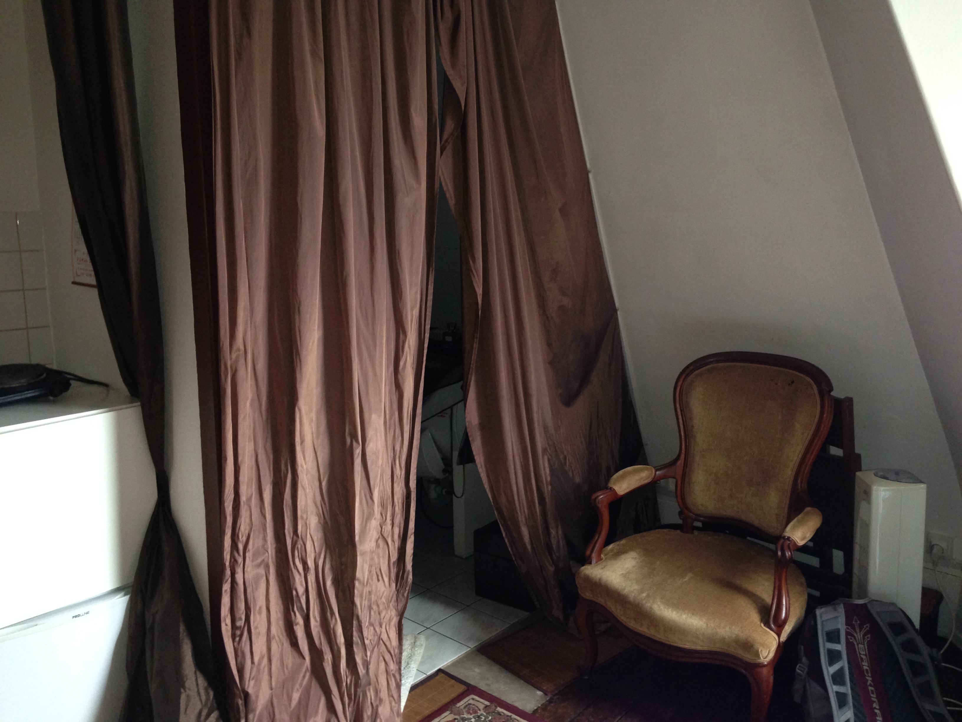 coin salon d'un appartement ancien en LMNP à Paris