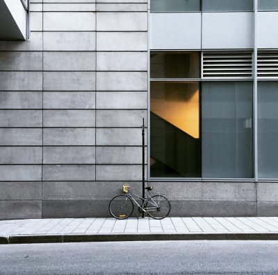 Un vélo contre le mur d'un immeuble ancien en LMNP